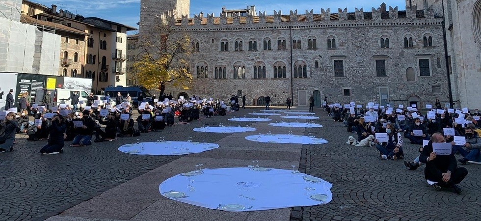 Coronavirus, la protesta silenziosa dei ristoratori: “Siamo a terra, non possiamo permetterci altri lockdown”